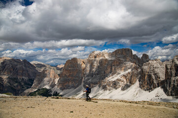 Obraz premium Hiker enjoys the view from Lagazuoi mountain over the italian Dolomites.