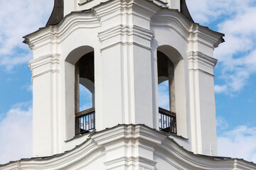 Fototapeta premium The white building has a tall tower with a clock on it
