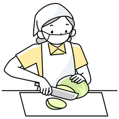 エプロンとマスクを着けて料理をするシニア女性