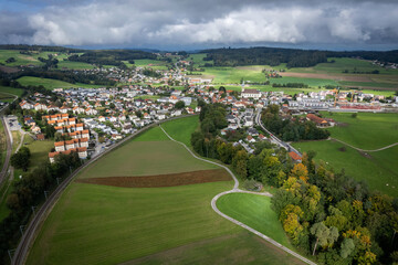 Village de Belfaux en vue aérienne dans la campagne Fribourgeoise en Suisse Romande