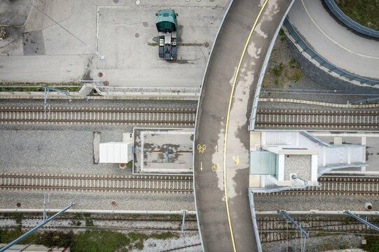 Passerelle pour les pi&eacute;tons et les v&eacute;los passant au-dessus des voies de chemin de fer