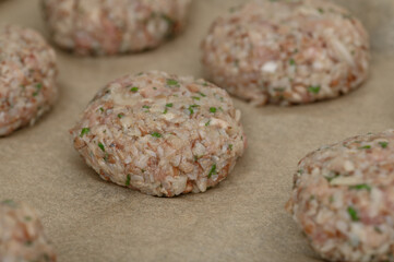 Pieczone kotlety mielone z warzywami z kolendrą z bliska na papierze do pieczenia