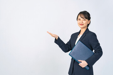 案内するスーツを着た女性