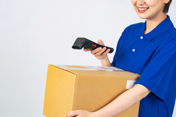 荷物のバーコードをスキャンする女性デリバリースタッフ　配達員　作業員