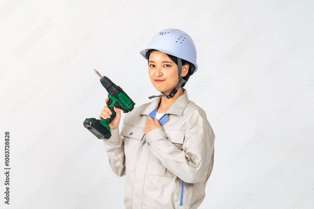 Aufkleber 電動ドライバーを持ったヘルメットと作業服を着た女性　作業員　エンジニア