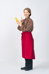 スマホを使う調理服を着た女性　調理師　飲食店店員　全身写真