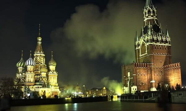 Cath&eacute;drale Saint Basile le Bienheureux de Moscou et le Kremlin sur la Place Rouge en Russie, le soir en hiver, ambiance f&eacute;&eacute;rique et glaciale sous les lumi&egrave;res de la capitale