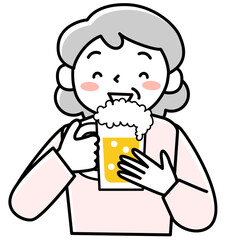 美味しそうにビールを飲むシニア女性