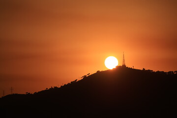 Puesta de sol entre el atardecer de las montañas.