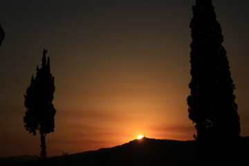 Puesta de sol entre el atardecer de las montañas.