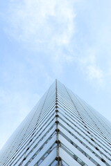Edificio geom&eacute;trico con el cielo azul