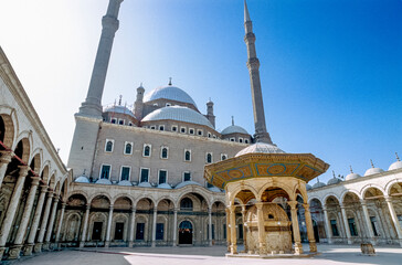 gescanntes historisches Farbfoto des menschenleeren Innenhofs der Mehmed Ali Moschee, Kairo