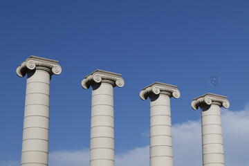  Columnas de color gris con cielo azul