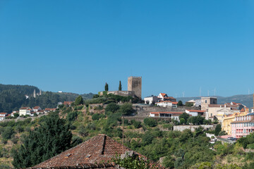 Obraz premium Vista panorâmica sobre a cidade de Lamego com a Torre do velho castelo ao fundo em Portugal