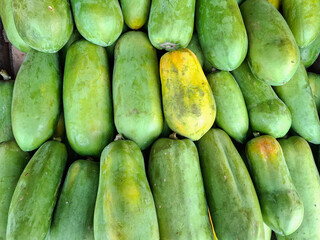 pile of green papaya fruit for sale in the market