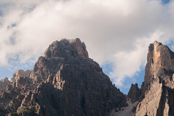 dettagli dei pendii e delle cime del monte Cristallo, nel Veneto settentrionale, illuminate di lato...