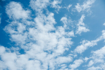 さわやかな秋の晴天の青空と薄い雲の背景　アウトドア・行楽・キャンプ	
