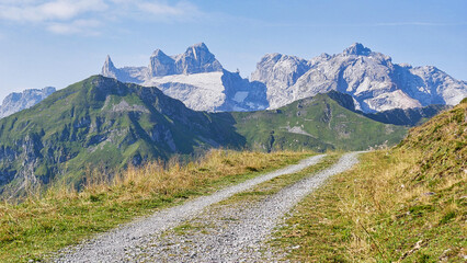 Blick vom Golmer Höhenweg zu den drei Türmen, Geißspitze  und Drusenfluh im Montafon © turtles2