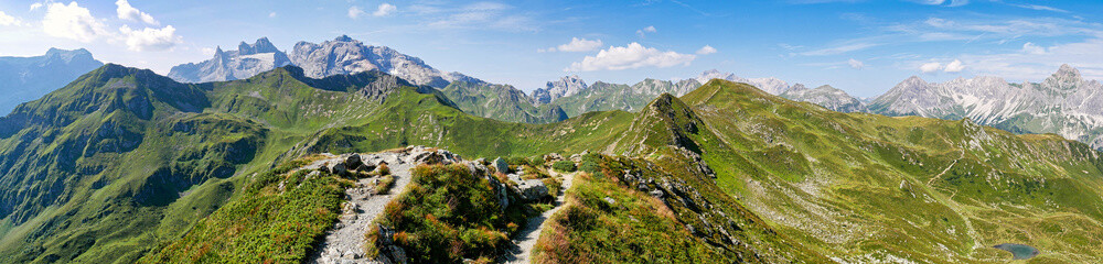 Traumhaftes Gipfelpanorama mit Sulzfluh, Geißspitze, drei Türmen, Drusenfluh, Saulakopf und Zimba...