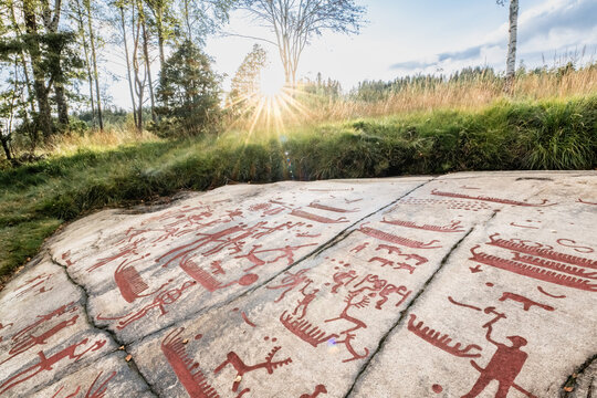Petroglyphen auf Felsen mit Sonnenstrahlen in Schweden Unesco World Heritage Tanum
