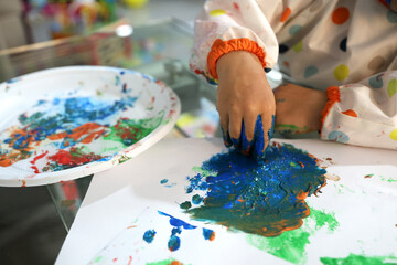 Manina di bimba nella pittura a dito