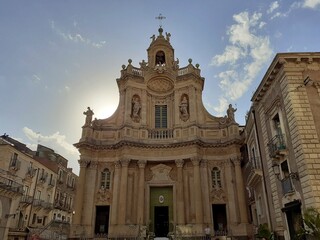 La facciata barocca della Basilica della Collegiata a Catania.