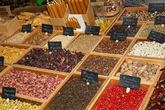 Venta de especias y hierbas a granel en el mercado.