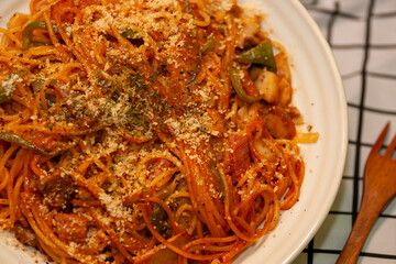 懐かしい喫茶店のナポリタン、たっぷりチーズで贅沢なひとときを感じる