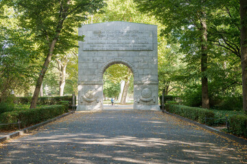 Obraz premium stone arch entrance monument of the Soviet War Memorial located in Treptower Park in Berlin, Germany