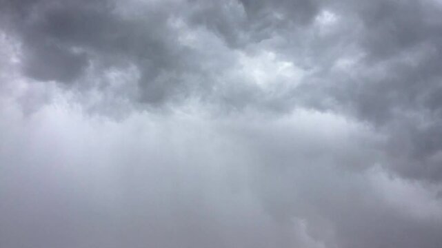 Timelapse de una nube de tormenta. Movimiento sinuoso de una nube hasta que empieza a llover.