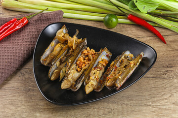Steamed razor mollusk with lemongrass