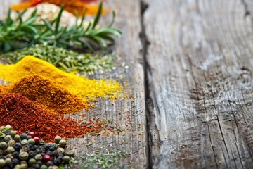 Fototapeta premium Gourmet Spices on Rustic Wooden Table: Culinary Photography for Organic Food Styling and Kitchen Decor Ideas