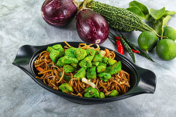 Stir fried noodles with chicken