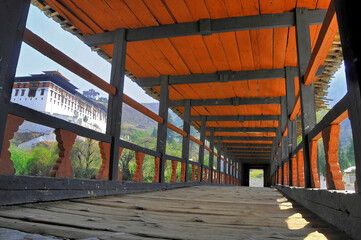 Obraz premium Nyamai Zam Bridge spanning the Paro Chhu river and leading to Paro Dzong, Paro, Bhutan