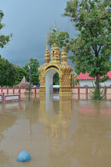 All the water coming from the weir flows into Talad Sailomjoi and flows into The road in front of the first Mae Sai border checkpoint has flooded many areas in Mae Sai. Sailom Joy Market cannot be ent