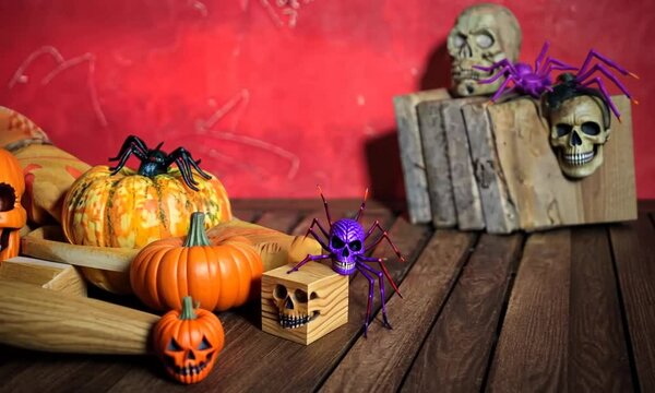 D&eacute;cor d'Halloween avec des citrouilles, araign&eacute;es, t&ecirc;tes de mort et monstres, ambiance effrayante et festive - espace n&eacute;gatif copyspace