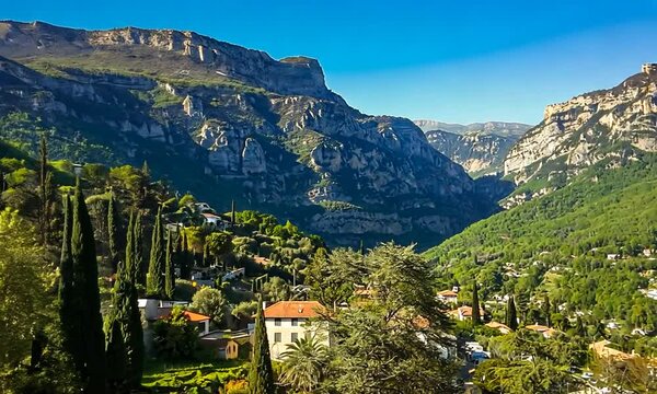 Les Gorges du Loup vues depuis le village du Bar-sur-Loup en Provence, sur la C&ocirc;te d'Azur, beaut&eacute; naturelle et les paysages pittoresques de la r&eacute;gion PACA