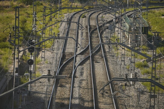 V&iacute;as de tren, catenaria el&eacute;ctrica, relaci&oacute;n con infraestructuras y transporte p&uacute;blico