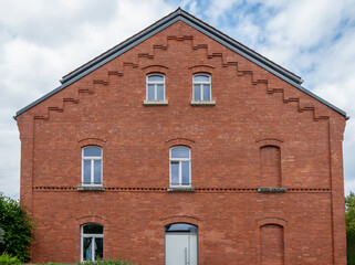  Rotes Gebäude aus Klinkersteinen als Reihenhäuser umgebaut