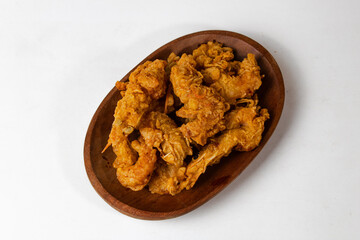 Crispy shrimp served on a mini wooden plate
