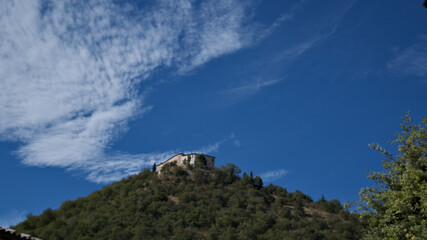 Castello di Frontone sulla collina