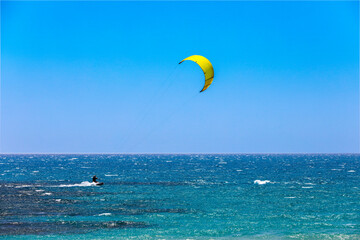 Windkiting auf dem Meer vor der Küste