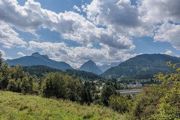 ampia vista panoramica su parte del vasto e bellissimo territorio naturale di montagna che circonda la città di Tarvisio, nell'Italia nord orientale, di giorno, in estate