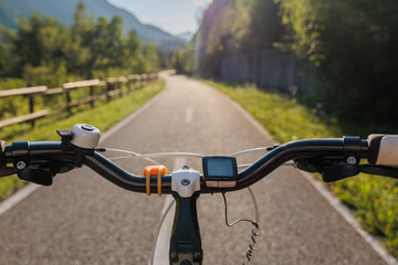 guidando una bicicletta, di giorno, in estate, su una pista ciclabile nel nord Italia. inquadratura...