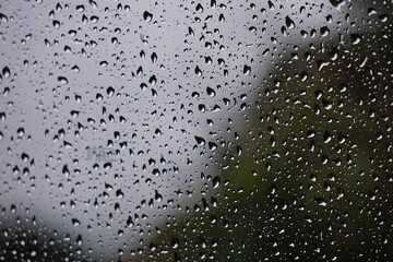 
Rain falls on the windshield during the rainy season Raindrops of various sizes line the lines, creating a beautiful and unusual sight.