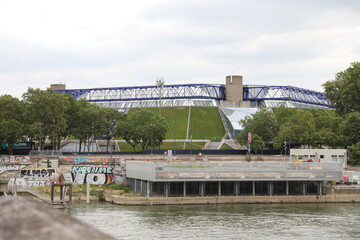 Accor Arena (Ancien POPB) à Paris : Architecture Végétalisée et Structure Métallique Bleue