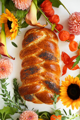 106 / 5 000
Fresh homemade challah surrounded by fresh flowers, nightshades, physalis, dahlias and eucalyptus. Festive traditional bread