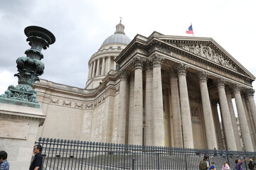 Panthéon de Paris : Dôme Majestueux, Colonnes Néoclassiques et Drapeau Français


