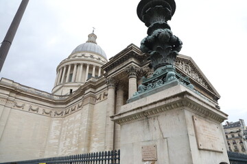 Panthéon de Paris : Dôme Majestueux, Colonnes Néoclassiques et Drapeau Français

