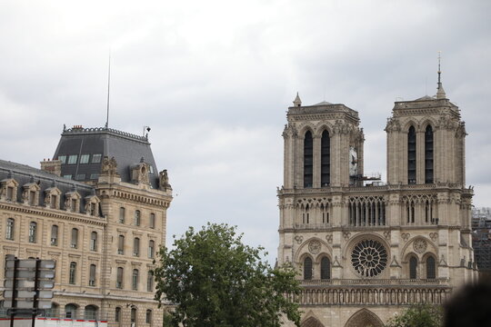 Cath&eacute;drale Notre-Dame de Paris : Fa&ccedil;ade Gothique Ouest et Reconstruction Post-Incendie